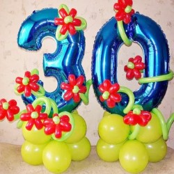 Цифра 30 из синих шаров с цветами