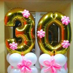 Цифра 30 из золотых шаров с розовыми ромашками