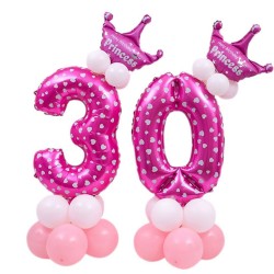 Цифра 30 из розовых шаров с рисунком и коронами