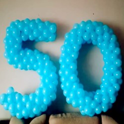 Цифра 50 из нежно голубых шаров