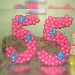 Цифра 55 розовые из шаров с голубыми ромашками