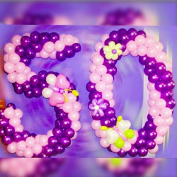 Цифра 50 из розово-фиолетовых шаров