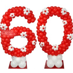 Цифра 60 из красных шаров на подставке