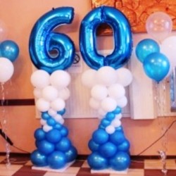 Цифра 60 из синих шаров на бело-голубых стойках