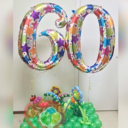 Цифра 60 из шаров с рисуном и композицией цветочная поляна