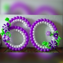 Цифра 60 из фиолетово-белых шаров