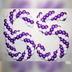 Цифра 65 из фиолетово-белых шаров