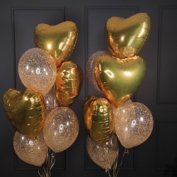 Композиция из прозрачных шаров с конфетти и золотых сердец