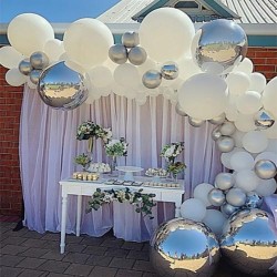 Украшение белыми и серебряными шарами стола на свадьбу