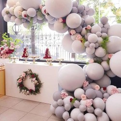 Оформление сиреневыми шарами сферами свадебного стола