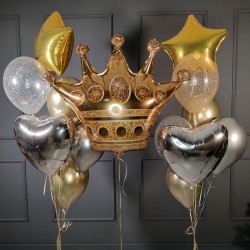 Композиция из серебряных и золотых шаров с короной