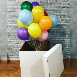 Коробка с разноцветными шарами