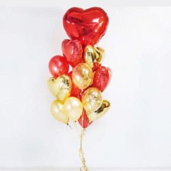 Фонтан из красно-золотых шаров с сердцами