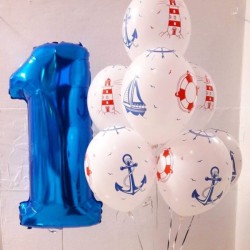 Фонтан из белых шаров с морским принтом и цифрой 1
