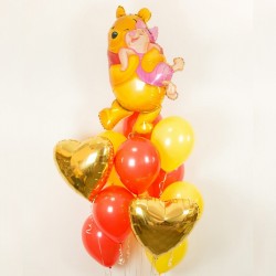 Фонтан из красно-желтых шаров с сердцами и Винни Пухом