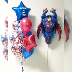 Фонтан из красных и синих шаров со звездами и Суперменом