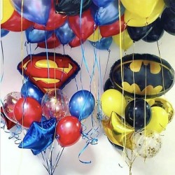 Композиция из сине-красно-желтых шаров с эмблемами супергероев
