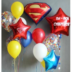 Композиция из желто-сине-красных шаров с эмблемой Супермена