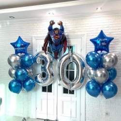 Композиция из сине-серебряных шаров с Суперменом и цифрой 30