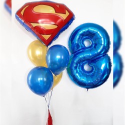 Фонтан из сине-золотых шаров с эмблемой Супермена и цифрой 8