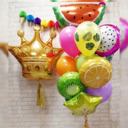 Фонтан из шаров ассорти с фруктами и фигурой Корона
