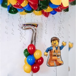Композиция из ассорти шаров с фигурой Лего Эммет с цифрой 7