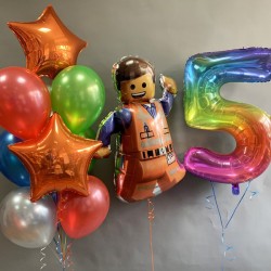 Композиция из шаров ассорти с фигурой Лего Эммет с цифрой 5