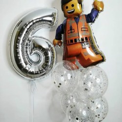 Фонтан из прозрачных шаров с фигурой Лего Эммет и цифрой 6
