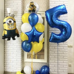 Композиция из желто-синих шаров с Миньоном и цифрой 5