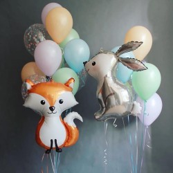 Композиция из пастельных шаров с фигурами заяц и лиса