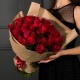 Букет из 35 кенийских красных роз в крафте