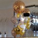 Фонтан из золотых и белых шаров с большим шаром с конфетти