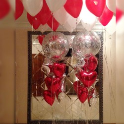 Фонтан из красных фольгированных сердец и большими шарами