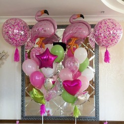 Композиция из больших шаров с конфетти и розовых фламинго