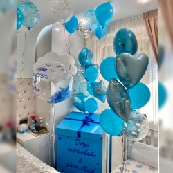 Коробка с голубыми шарами и шар Баблс с перьями и надписью