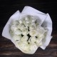 25 белых роз в дизайнерской упаковке