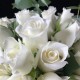Букет белых роз в крафтовой упаковке