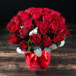 39 красных роз в шляпной коробке