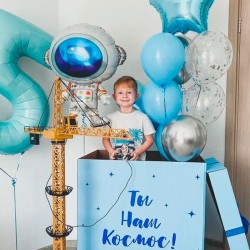 Коробка с голубыми шарами и фольгированным космонавтом