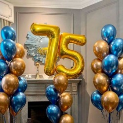 Фонтан из синих и золотых шаров с цифрой 75