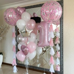 Композиция с большими шарами, цифрой 1 и бело-розовыми шарами