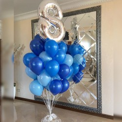 Фонтан из синих и голубых шаров с серебряной цифрой 8