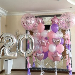 Композиция с цифрой 20 и большими шарами с розовыми конфетти