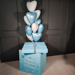 Белые и голубые шары сердца в коробке