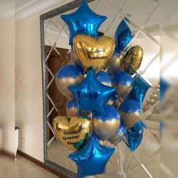 Фонтан из сине-золотых шаров с золотыми сердцами с надписью