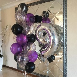 Фонтан с серебряной цифрой 9 и фиолетовыми шарами металлик