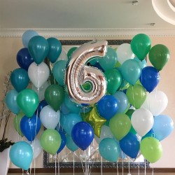 Композиция с цифрой 6 с зелеными, синими и белыми шарами