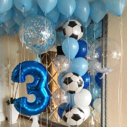 Композиция с бело-голубыми шарами, цифрой 3 и большим шаром
