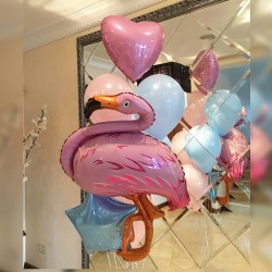 Фонтан с розовым фольгированным сердцем и фигурой Фламинго