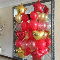 Фонтан красно-золотых шаров с фольгированными сердцами
